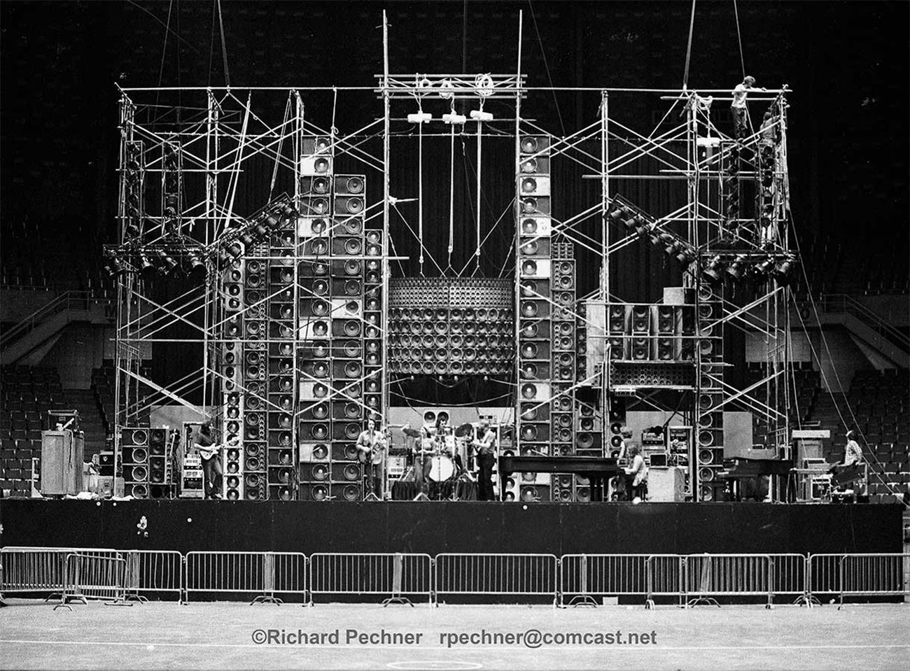 1974년 록 밴드 그레이트풀 데드(Grateful Dead)의 라이브 공연을 위해 설계된 사운드 시스템, 월 오브 사운드(Wall of Sound)