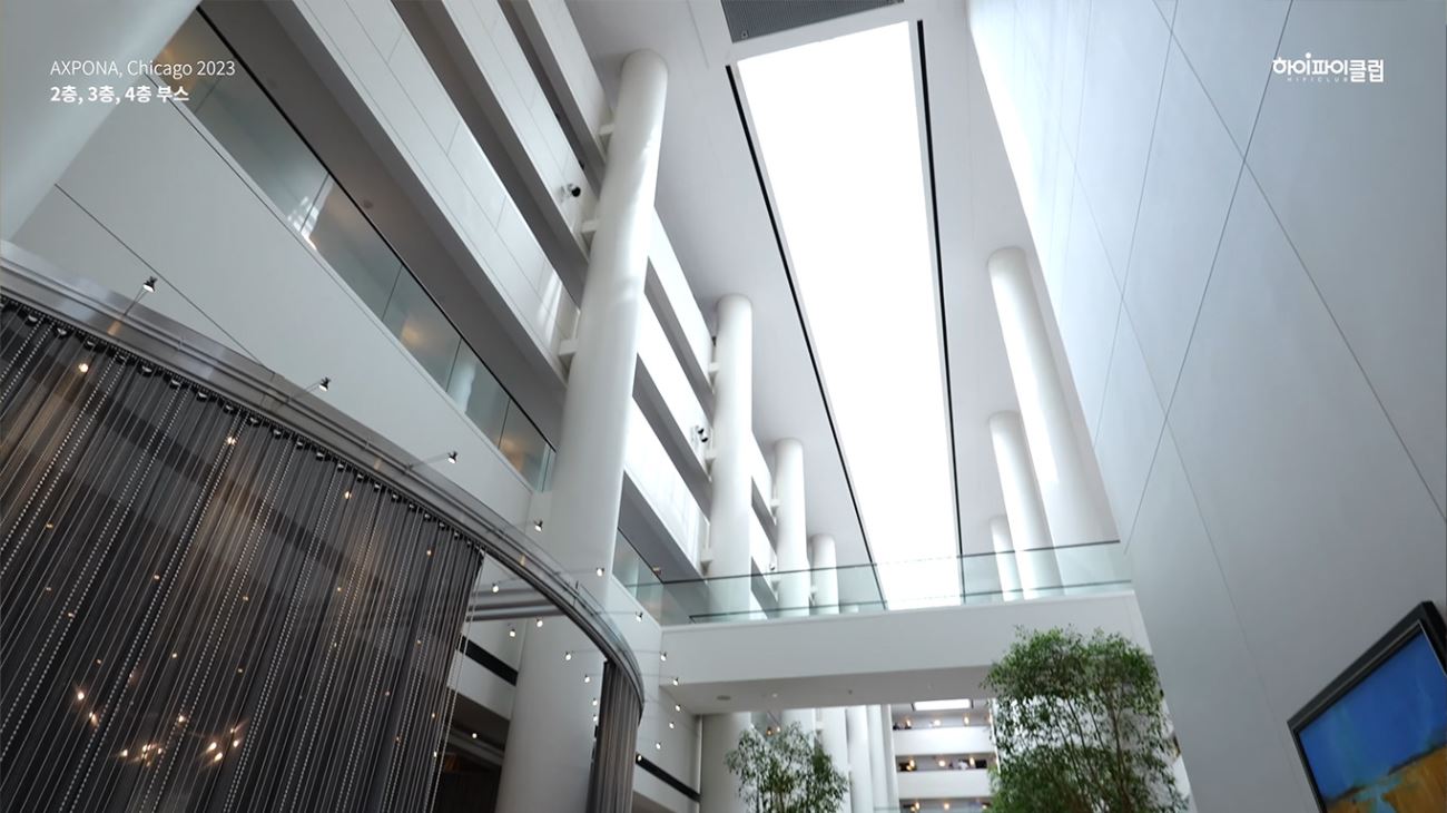 AXPONA 2023이 열리는 르네상스 샴버그 컨벤션 센터 호텔 2층 로비