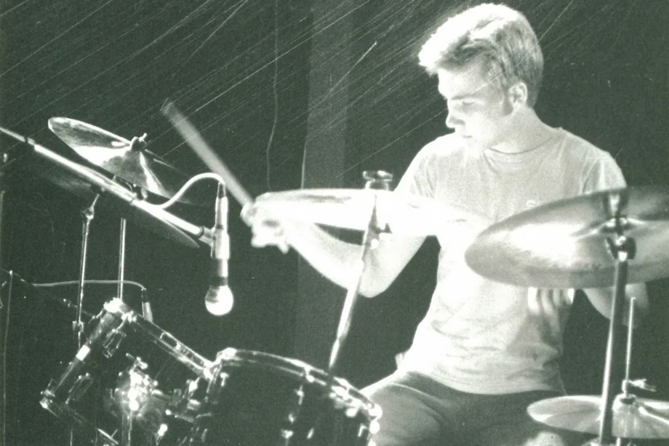 콘서트에서 드럼을 연주하는 한스 올레 비투스의 10대 시절